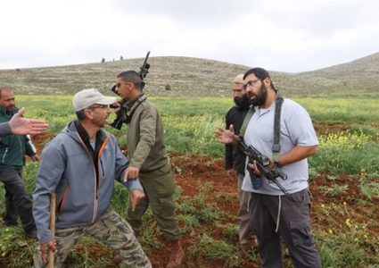 سلفيت: مستوطنون يهاجمون مزارعا في "خلة حسان"