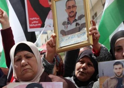 أهالي الأسرى يحملون الاحتلال المسؤولية عن حياة أبنائهم