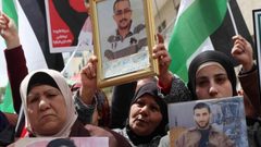 أهالي الأسرى يحملون الاحتلال المسؤولية عن حياة أبنائهم