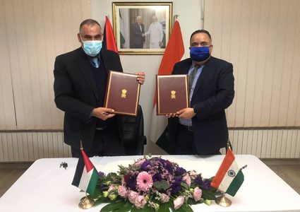 الممثلة الهندية توقع أربع اتفاقيات لمشاريع سريعة في فلسطين