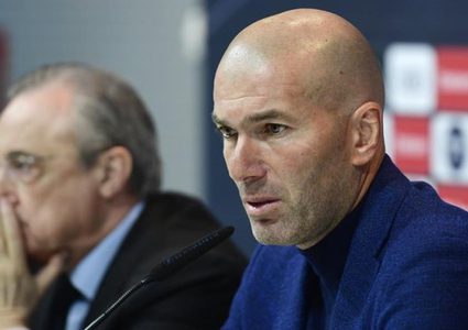 هل يغادر زيدان ريال مدريد؟ مكالمة هاتفية تكشف السر!