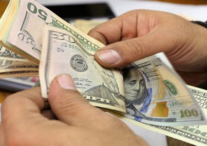 الدولار في تراجع مع مراهنات على التعافي بفضل توزيع اللقاح