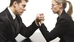 العلم يوضح كيف يصبح الرجال أكثر جرأة من النساء