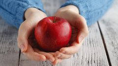 علماء: التفاح يحتوي على مادة كيميائية تحمي من الزهايمر