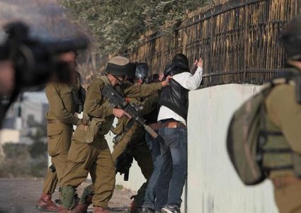 قوات الاحتلال تنكل بشاب قرب باب العامود