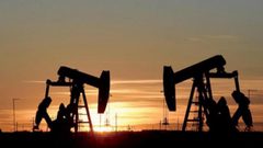 النفط يقفز دولارا للبرميل مع هبوط الإنتاج الأمريكي