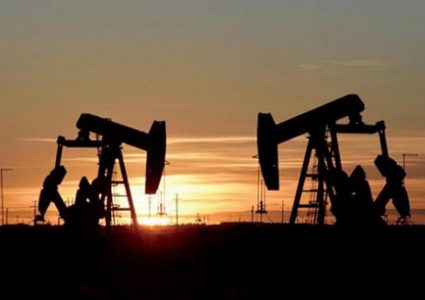 النفط يقفز دولارا للبرميل مع هبوط الإنتاج الأمريكي