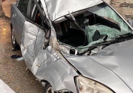 تحطم مركبة جراء سقوط خزان مياه فوقها بفعل الرياح في نابلس
