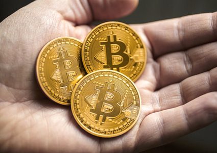 ما أسباب ارتفاع عملة "بيتكوين" وما مستقبل العملات الرقمية؟