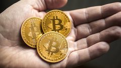 ما أسباب ارتفاع عملة "بيتكوين" وما مستقبل العملات الرقمية؟