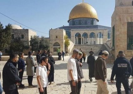 22 مستوطنا يقتحمون باحات الأقصى