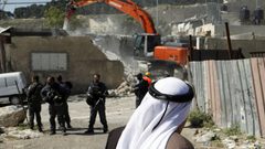سلطات الاحتلال تهدم منازل في رهط وأم بطين