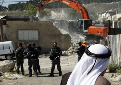 سلطات الاحتلال تهدم منازل في رهط وأم بطين