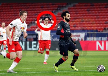 رد فعل لاعب لايبزيغ عندما انفرد صلاح بمرمى فريقه