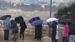 الهلال الأحمر في القدس: تعاملنا مع نحو 100 حالة خلال المنخفض