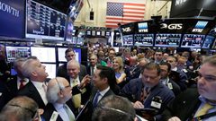 هبوط الأسهم الأمريكية وسط ترقب لمحضر اجتماع المركزي