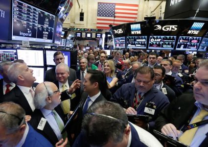 هبوط الأسهم الأمريكية وسط ترقب لمحضر اجتماع المركزي