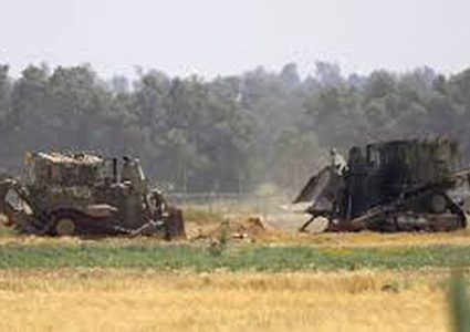 توغل لجرافات الاحتلال شرق دير البلح