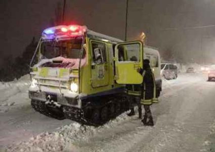 الدفاع المدني يجلي 972 شخصاً حاصرتهم الثلوج في الاردن