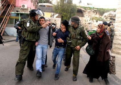القدس: اعتقال شابين من بلدة شعفاط
