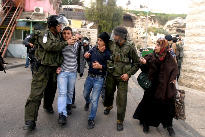 القدس: اعتقال شابين من بلدة شعفاط