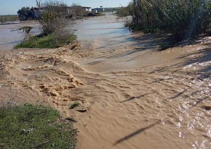 الاحتلال يغرق أراضي المواطنين الزراعية شرق غزة