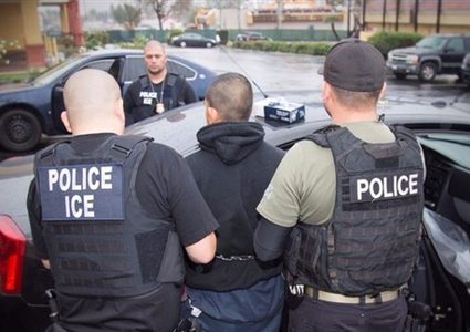 إدارة بايدن تصدر قواعد للحد من الاعتقالات داخل مجتمعات المهاجرين
