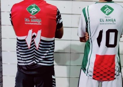 فريق تونسي يزين قميصه الجديد بالكوفية وخريطة فلسطين