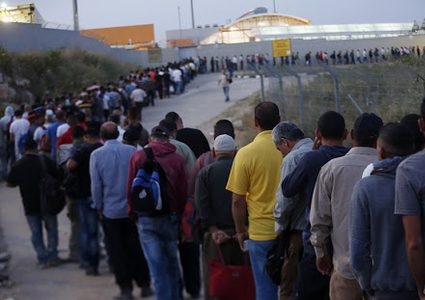 سعد: 94 ألف عامل يتوجهون غدا إلى أماكن عملهم في أراضي الـ48