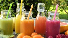 أخطاء شائعة تفقد العصائر فوائدها