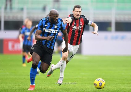 إنتر يقهر ميلان بثلاثية في ديربي الغصب.. ويحسم الصدارة