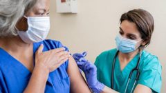 لقاح كورونا ومرضى سرطان الثدي.. "علامة" تقلق النساء