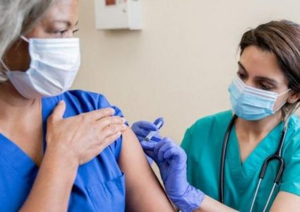 لقاح كورونا ومرضى سرطان الثدي.. "علامة" تقلق النساء