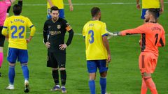 قادش يفرض تعادلًا قاتلًا على برشلونة