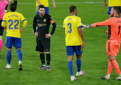 قادش يفرض تعادلًا قاتلًا على برشلونة