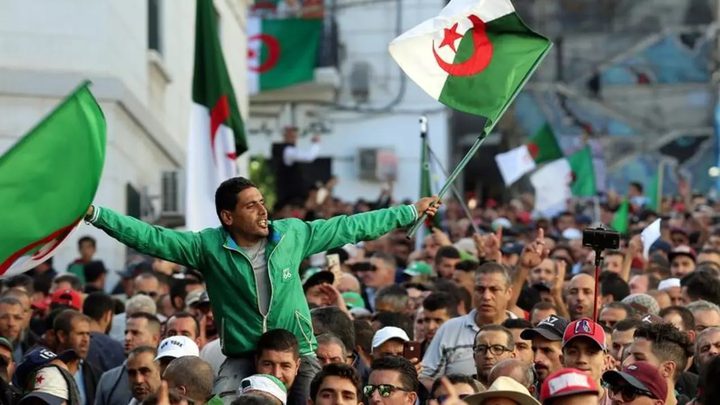 مرسوم رئاسي بحل البرلمان الجزائري