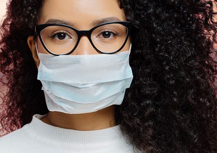 دراسة: مرتدو النظارات أقل عرضة للإصابة بكورونا