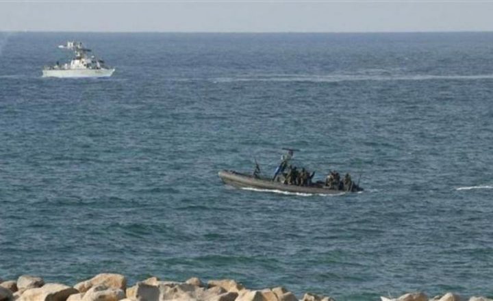 زوارق الاحتلال تطلق قذيفتين صوب مركب صيد قبالة بحر غزة