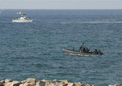زوارق الاحتلال تطلق قذيفتين صوب مركب صيد قبالة بحر غزة