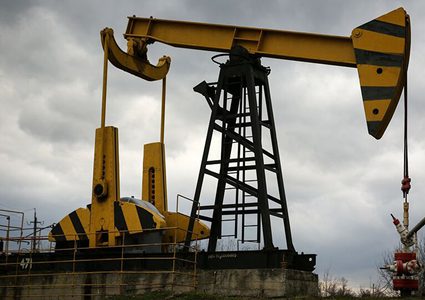 أسعار النفط تقفز أكثر من دولار