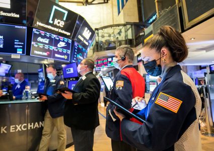 الأسهم الأمريكية تنخفض متضررة من مخاوف التضخم