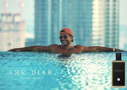 عمرو دياب ينشر الملصق الدعائي الأول لإعلان عطره في حمام سباحة