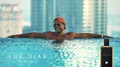 عمرو دياب ينشر الملصق الدعائي الأول لإعلان عطره في حمام سباحة