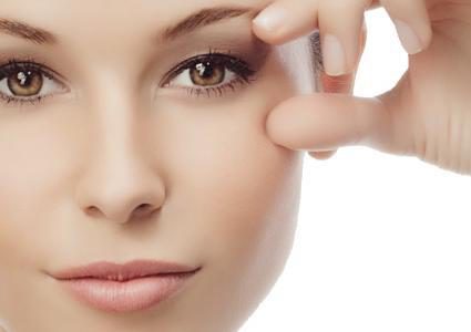 الطريقة الأمثل لعلاج الهالات السوداء تحت العين