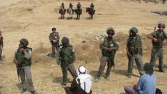 الاحتلال يحصي المواطنين في تجمع لصيفير في يطا جنوب الخليل