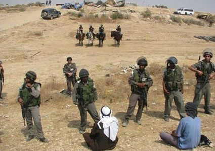 الاحتلال يحصي المواطنين في تجمع لصيفير في يطا جنوب الخليل