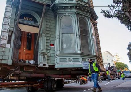 شاهد نقل منزل "فكتوري" من شارع إلى آخر