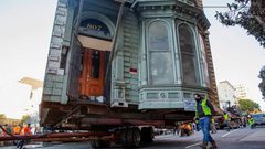 شاهد نقل منزل "فكتوري" من شارع إلى آخر