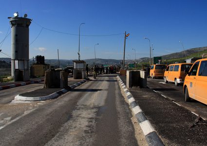 الاحتلال يشدد اجراءاته العسكرية على حاجز حوارة جنوب نابلس