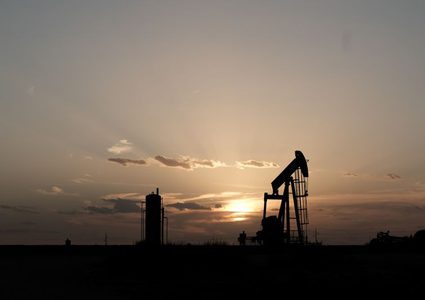 أسعار النفط تهبط بفعل زيادة مفاجئة في مخزونات الخام الأمريكية